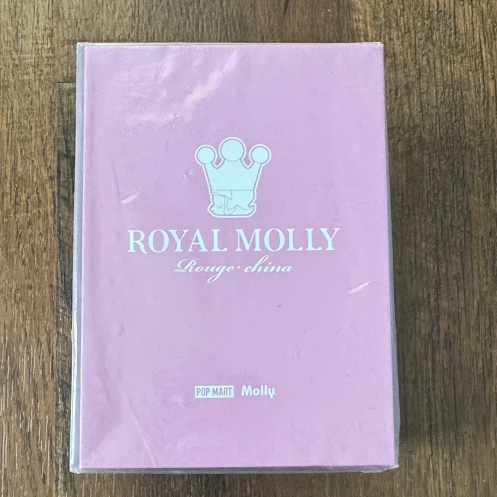 100% ROYAL MOLLY figure